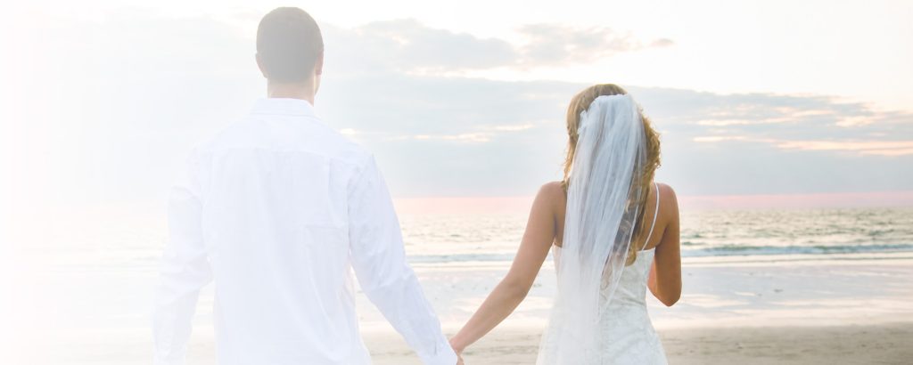 Couple de mariés célébrant leur mariage à l’Église