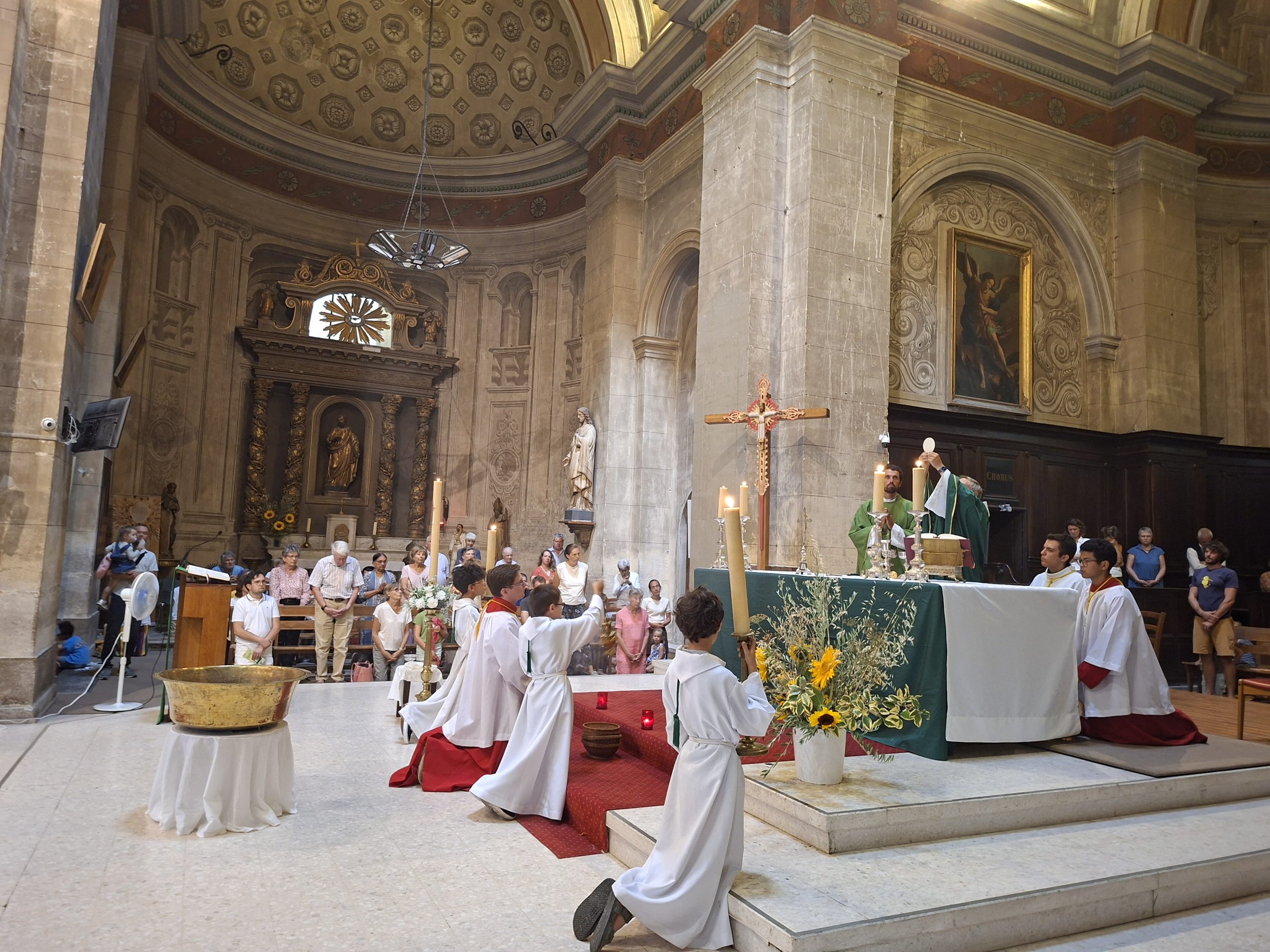 Célébration de la messe dans l’église Saint-Sauveur de Crest