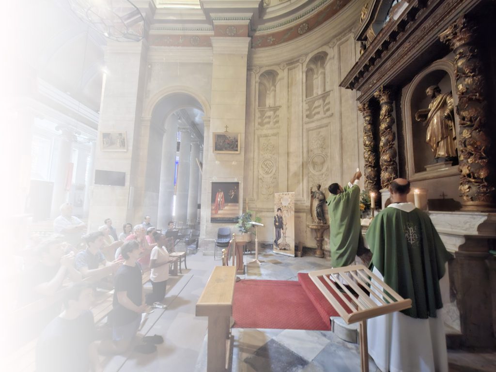 Autel préparé pour une messe en semaine