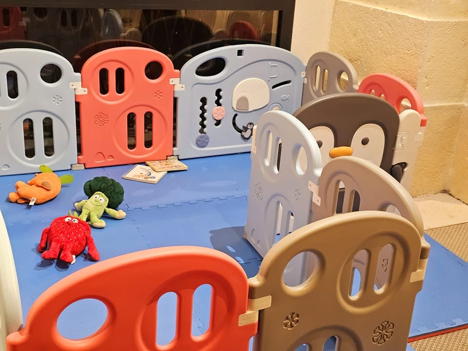 Coin garderie aménagé pour les jeunes enfants dans l’église Saint-Sauveur