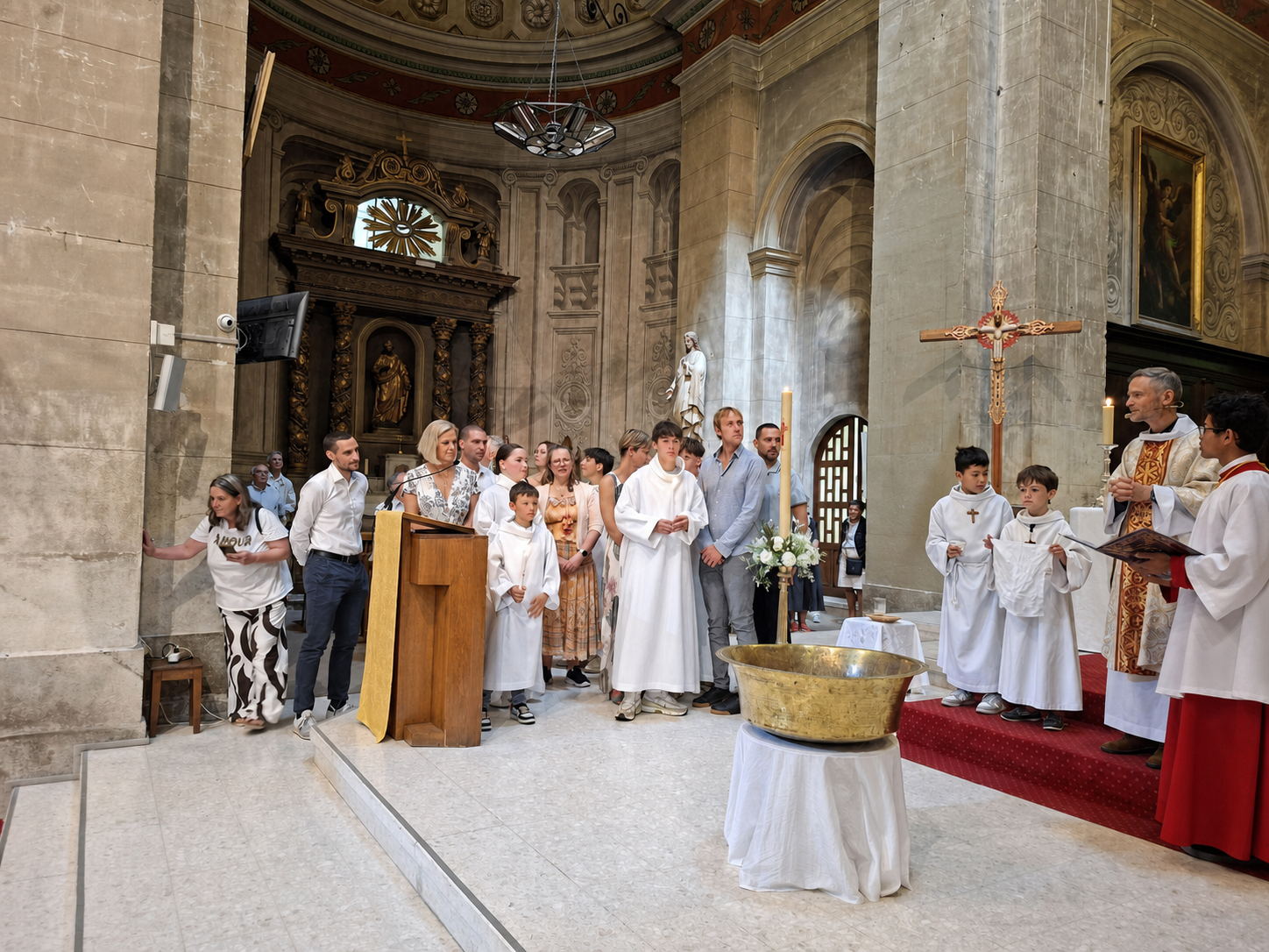 Assemblée paroissiale lors d’une célébration à l’église Saint-Sauveur de Crest